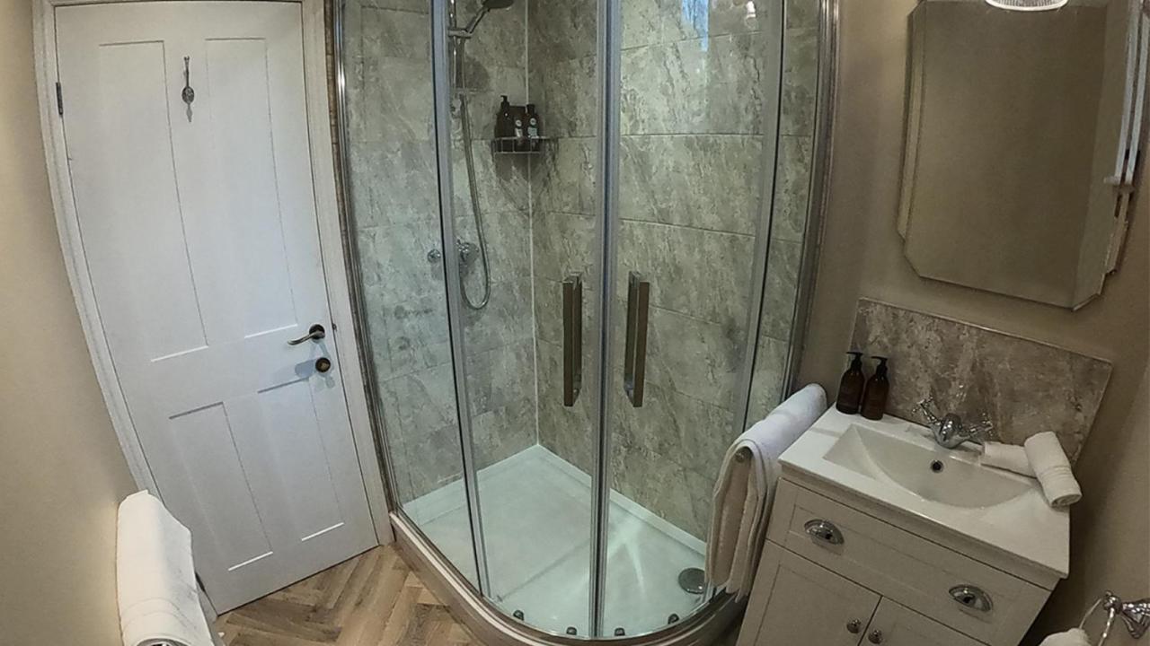 Oulton Park Apartment *